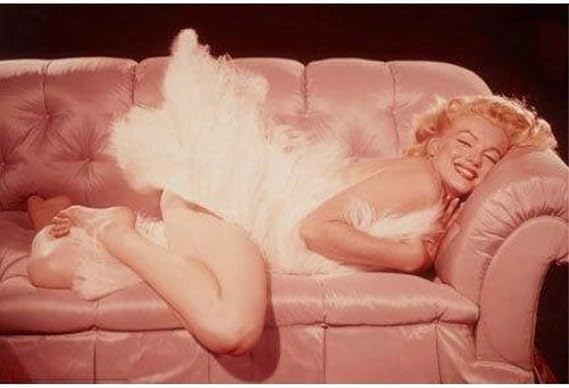 Buyartforless Marilyn Monroe Lying on Pink Couch 36x24 Sanatsal Baskı Poster Duvar Dekoru Fotoğraf Gülümseyen Seksi Hollywood Simgesi, Çok Renkli, SB P1431.2