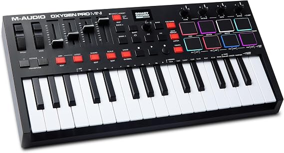 M-AUDIO Oxygen Pro Mini 32 USB MIDI Keyboard Controller | 直感的な音楽制作を実現するベロシティ対応ミニ32鍵盤、8ビートパッド、4ノブ、4フェーダーを搭載。DAWレコーディングソフトウェア付属