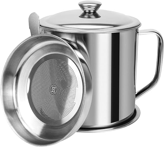 Bacon Grease Container,Kitchen Oil Container Can with Strainer and Anti-slip coaster tray for Store Meat Frying Oil and Cooking Grease Storage